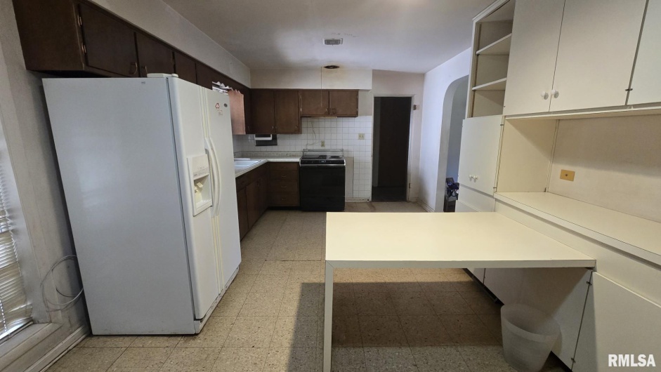 1004 TAYLOR Drive, Carbondale, Illinois 62901, 4 Bedrooms Bedrooms, 0 ,3 BathroomsBathrooms,Residential,For Sale,TAYLOR,0,RMAEB459004