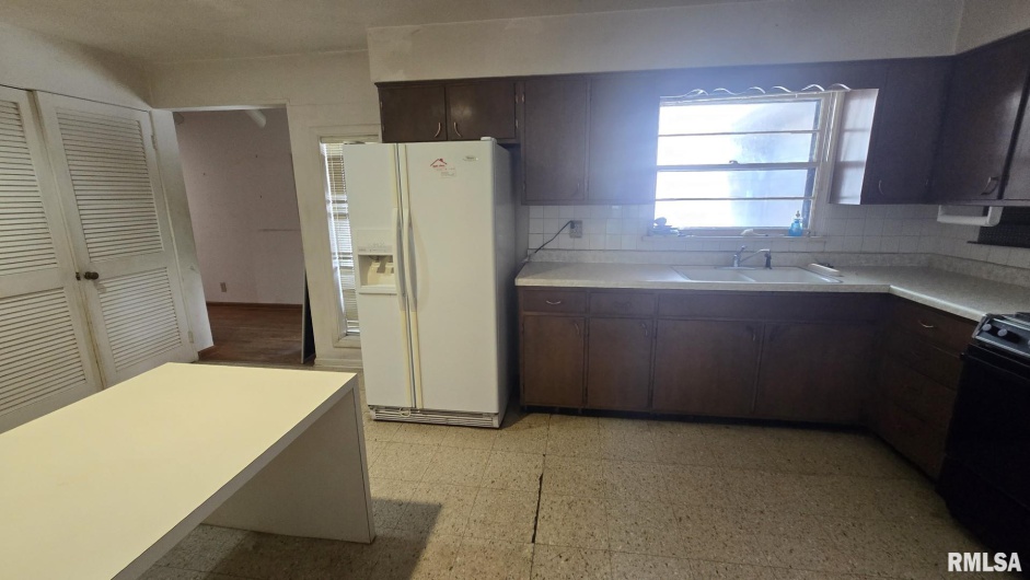 1004 TAYLOR Drive, Carbondale, Illinois 62901, 4 Bedrooms Bedrooms, 0 ,3 BathroomsBathrooms,Residential,For Sale,TAYLOR,0,RMAEB459004
