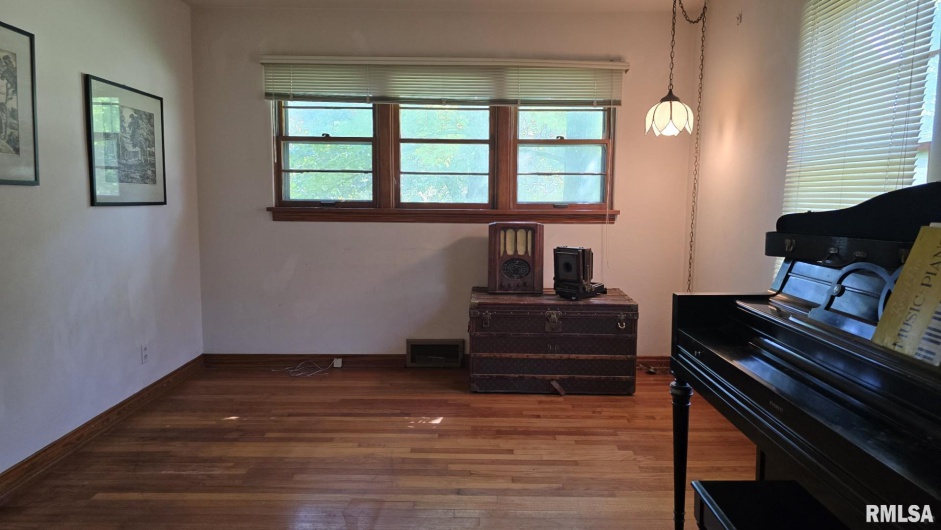 1004 TAYLOR Drive, Carbondale, Illinois 62901, 4 Bedrooms Bedrooms, 0 ,3 BathroomsBathrooms,Residential,For Sale,TAYLOR,0,RMAEB459004