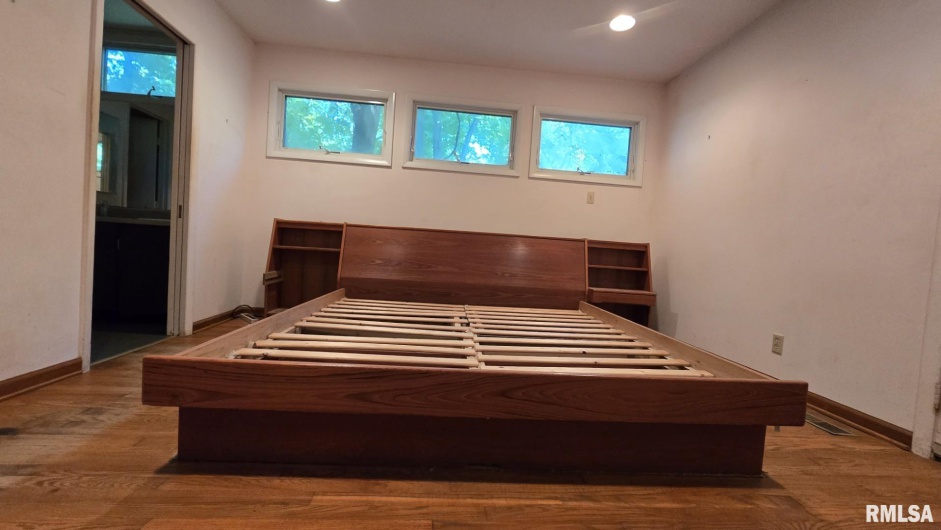 1004 TAYLOR Drive, Carbondale, Illinois 62901, 4 Bedrooms Bedrooms, 0 ,3 BathroomsBathrooms,Residential,For Sale,TAYLOR,0,RMAEB459004