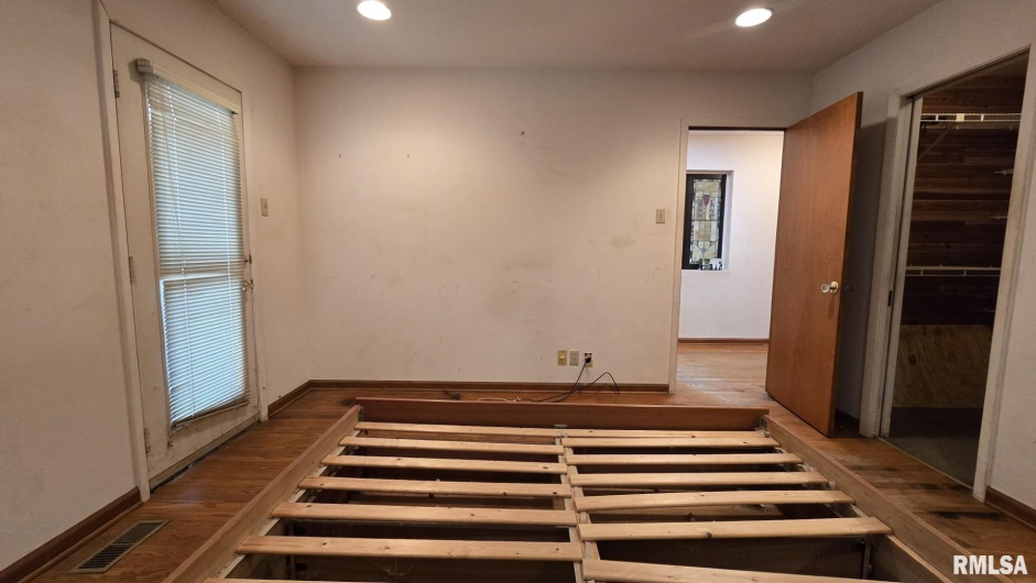1004 TAYLOR Drive, Carbondale, Illinois 62901, 4 Bedrooms Bedrooms, 0 ,3 BathroomsBathrooms,Residential,For Sale,TAYLOR,0,RMAEB459004