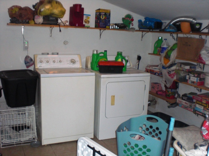 216 PECAN Street, DeSoto, Illinois 62924, 3 Bedrooms Bedrooms, 0 ,2 BathroomsBathrooms,Residential,For Sale,PECAN,0,RMAEB459009