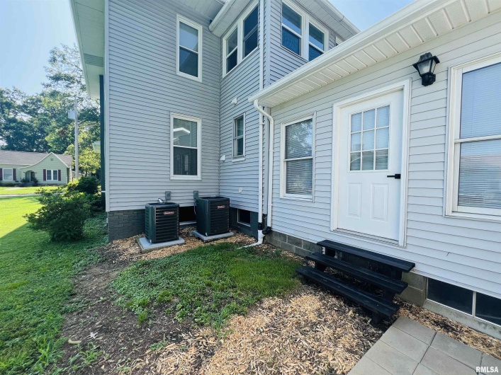 715 MCKINLEY Street, Harrisburg, Illinois 62946, 3 Bedrooms Bedrooms, 0 ,2 BathroomsBathrooms,Residential,For Sale,MCKINLEY,0,RMAEB459019
