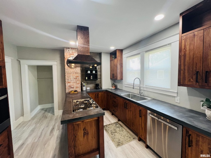715 MCKINLEY Street, Harrisburg, Illinois 62946, 3 Bedrooms Bedrooms, 0 ,2 BathroomsBathrooms,Residential,For Sale,MCKINLEY,0,RMAEB459019