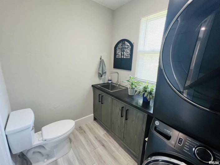 715 MCKINLEY Street, Harrisburg, Illinois 62946, 3 Bedrooms Bedrooms, 0 ,2 BathroomsBathrooms,Residential,For Sale,MCKINLEY,0,RMAEB459019