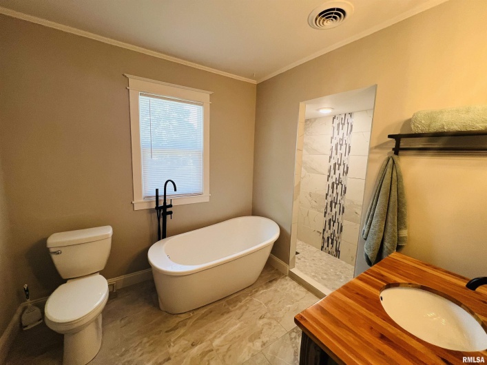 715 MCKINLEY Street, Harrisburg, Illinois 62946, 3 Bedrooms Bedrooms, 0 ,2 BathroomsBathrooms,Residential,For Sale,MCKINLEY,0,RMAEB459019