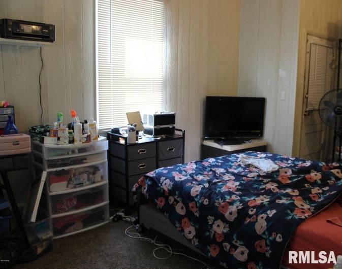 408 JAMES Street, Carbondale, Illinois 62901, 4 Bedrooms Bedrooms, 0 ,2 BathroomsBathrooms,Residential,For Sale,JAMES,0,RMAEB457943