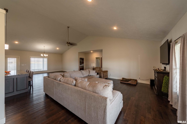 4747 PINTAIL Lane, Creal Springs, Illinois 62922, 3 Bedrooms Bedrooms, 0 ,2 BathroomsBathrooms,Residential,For Sale,PINTAIL,0,RMAQC4265790