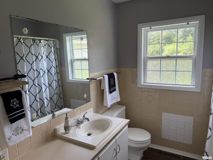 104 GLENVIEW Drive, Carbondale, Illinois 62901, 3 Bedrooms Bedrooms, 0 ,1 BathroomBathrooms,Residential,For Sale,GLENVIEW,0,RMAEB459032