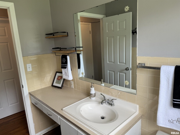 104 GLENVIEW Drive, Carbondale, Illinois 62901, 3 Bedrooms Bedrooms, 0 ,1 BathroomBathrooms,Residential,For Sale,GLENVIEW,0,RMAEB459032