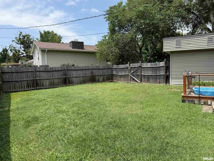 104 GLENVIEW Drive, Carbondale, Illinois 62901, 3 Bedrooms Bedrooms, 0 ,1 BathroomBathrooms,Residential,For Sale,GLENVIEW,0,RMAEB459032