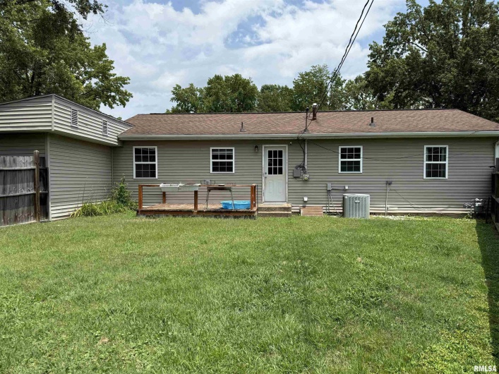 104 GLENVIEW Drive, Carbondale, Illinois 62901, 3 Bedrooms Bedrooms, 0 ,1 BathroomBathrooms,Residential,For Sale,GLENVIEW,0,RMAEB459032