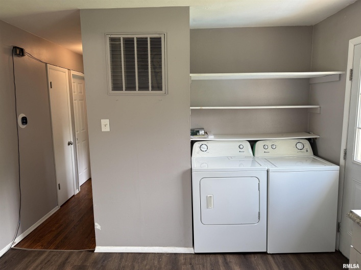 104 GLENVIEW Drive, Carbondale, Illinois 62901, 3 Bedrooms Bedrooms, 0 ,1 BathroomBathrooms,Residential,For Sale,GLENVIEW,0,RMAEB459032
