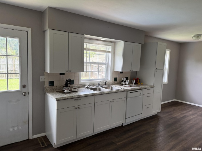 104 GLENVIEW Drive, Carbondale, Illinois 62901, 3 Bedrooms Bedrooms, 0 ,1 BathroomBathrooms,Residential,For Sale,GLENVIEW,0,RMAEB459032