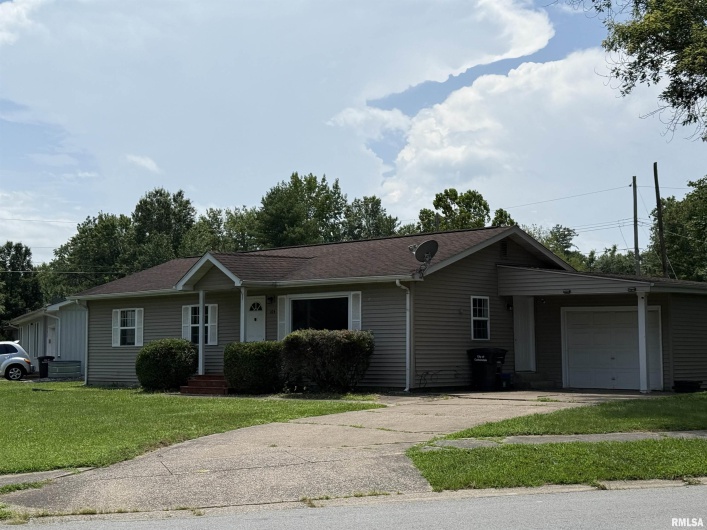104 GLENVIEW Drive, Carbondale, Illinois 62901, 3 Bedrooms Bedrooms, 0 ,1 BathroomBathrooms,Residential,For Sale,GLENVIEW,0,RMAEB459032
