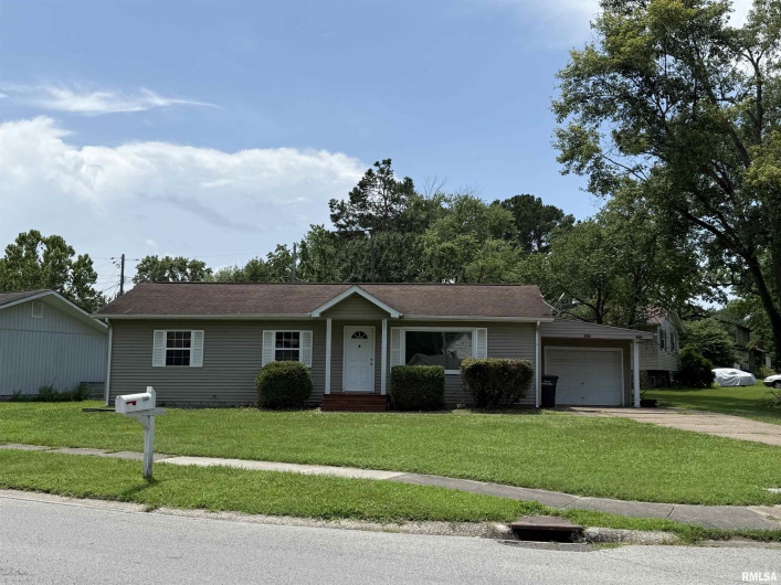 104 GLENVIEW Drive, Carbondale, Illinois 62901, 3 Bedrooms Bedrooms, 0 ,1 BathroomBathrooms,Residential,For Sale,GLENVIEW,0,RMAEB459032