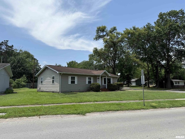 104 GLENVIEW Drive, Carbondale, Illinois 62901, 3 Bedrooms Bedrooms, 0 ,1 BathroomBathrooms,Residential,For Sale,GLENVIEW,0,RMAEB459032