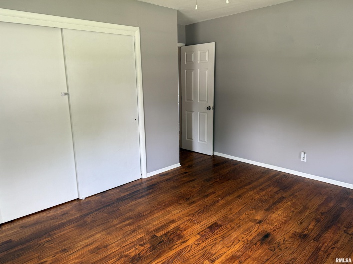 104 GLENVIEW Drive, Carbondale, Illinois 62901, 3 Bedrooms Bedrooms, 0 ,1 BathroomBathrooms,Residential,For Sale,GLENVIEW,0,RMAEB459032