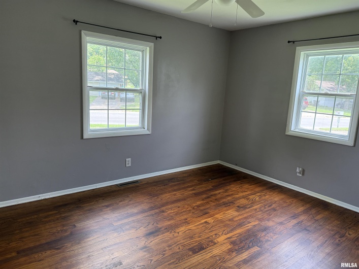 104 GLENVIEW Drive, Carbondale, Illinois 62901, 3 Bedrooms Bedrooms, 0 ,1 BathroomBathrooms,Residential,For Sale,GLENVIEW,0,RMAEB459032