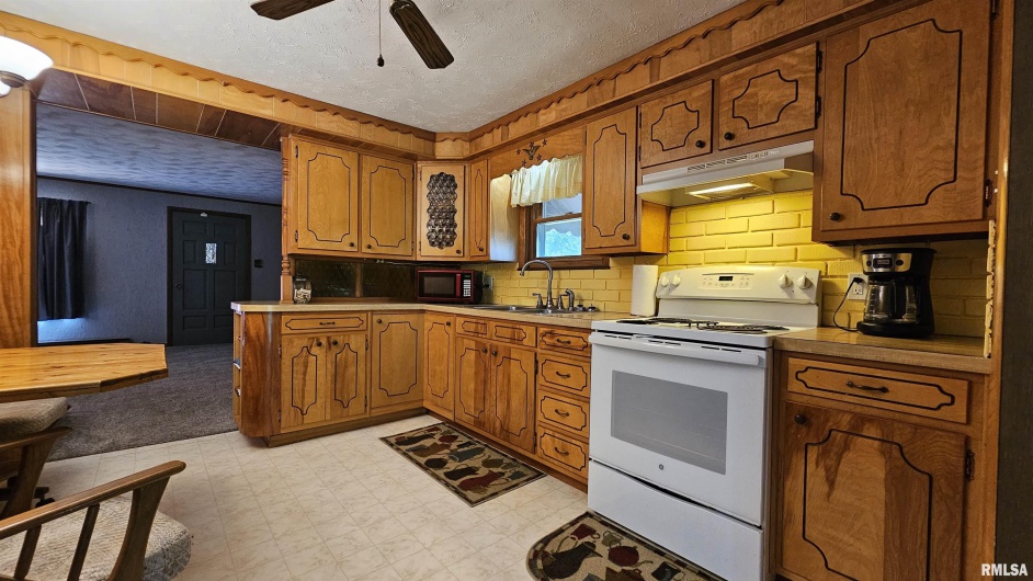 1210 PETERSON Avenue, Johnston City, Illinois 62951, 2 Bedrooms Bedrooms, 0 ,1 BathroomBathrooms,Residential,For Sale,PETERSON,0,RMAEB459033