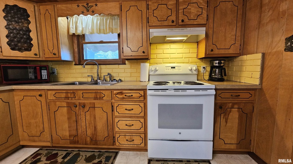1210 PETERSON Avenue, Johnston City, Illinois 62951, 2 Bedrooms Bedrooms, 0 ,1 BathroomBathrooms,Residential,For Sale,PETERSON,0,RMAEB459033