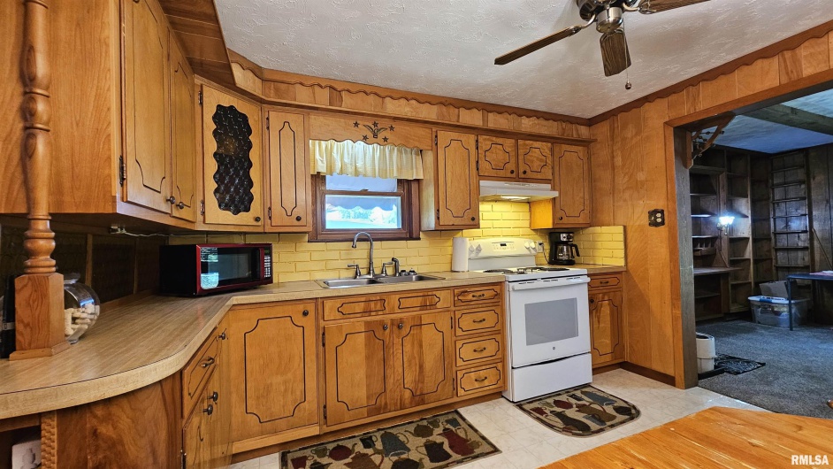 1210 PETERSON Avenue, Johnston City, Illinois 62951, 2 Bedrooms Bedrooms, 0 ,1 BathroomBathrooms,Residential,For Sale,PETERSON,0,RMAEB459033