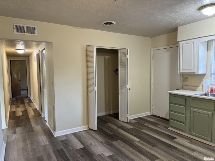 106 10TH Street, Vienna, Illinois 62995-0000, 3 Bedrooms Bedrooms, 0 ,1 BathroomBathrooms,Residential,For Sale,10TH,0,RMAEB455851