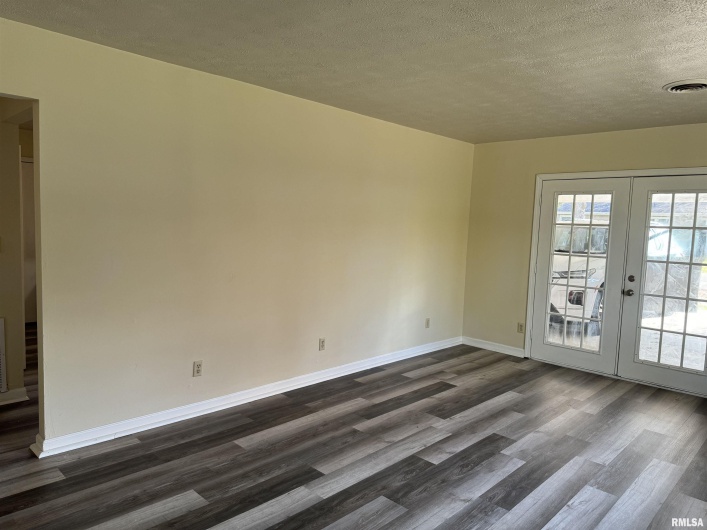 106 10TH Street, Vienna, Illinois 62995-0000, 3 Bedrooms Bedrooms, 0 ,1 BathroomBathrooms,Residential,For Sale,10TH,0,RMAEB455851