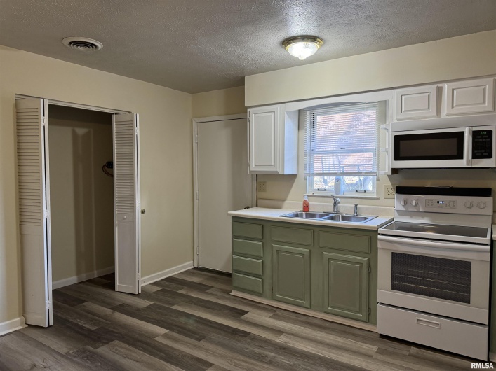 106 10TH Street, Vienna, Illinois 62995-0000, 3 Bedrooms Bedrooms, 0 ,1 BathroomBathrooms,Residential,For Sale,10TH,0,RMAEB455851