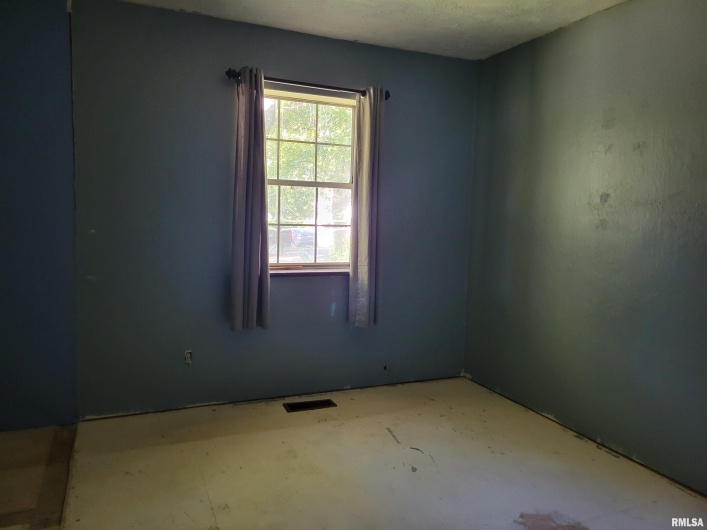 121 YOUNG Avenue, Anna, Illinois 62906, 3 Bedrooms Bedrooms, 0 ,1 BathroomBathrooms,Residential,For Sale,YOUNG,0,RMAEB455707