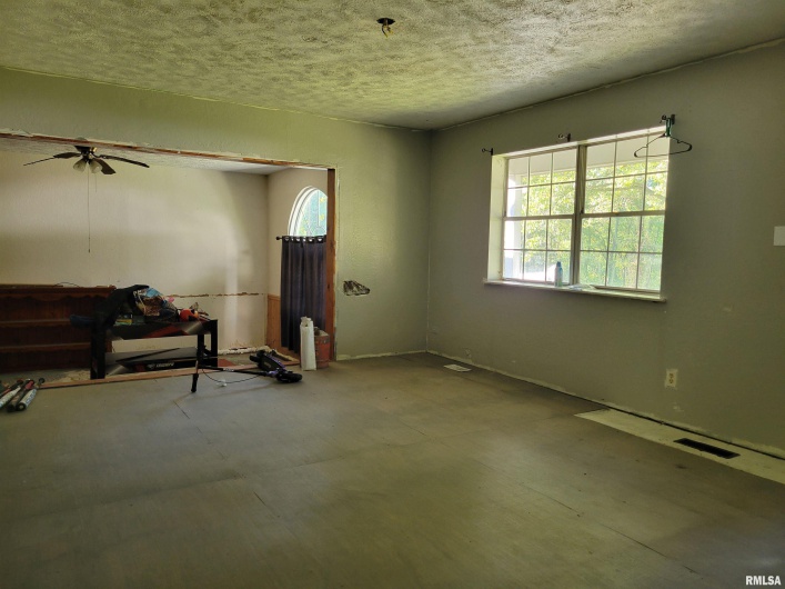 121 YOUNG Avenue, Anna, Illinois 62906, 3 Bedrooms Bedrooms, 0 ,1 BathroomBathrooms,Residential,For Sale,YOUNG,0,RMAEB455707