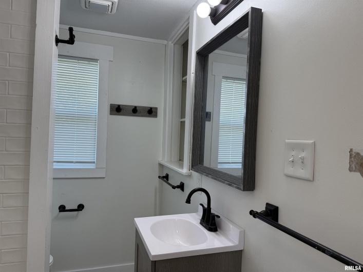 504 ALLEN Avenue, Marion, Illinois 62959, 3 Bedrooms Bedrooms, 0 ,2 BathroomsBathrooms,Residential,For Sale,ALLEN,0,RMAEB459070