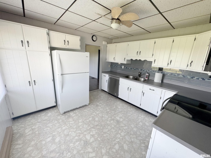 16488 Route 37 Route, Johnston City, Illinois 62951, 2 Bedrooms Bedrooms, 0 ,4 BathroomsBathrooms,Residential,For Sale,Route 37,0,RMAQC4265900