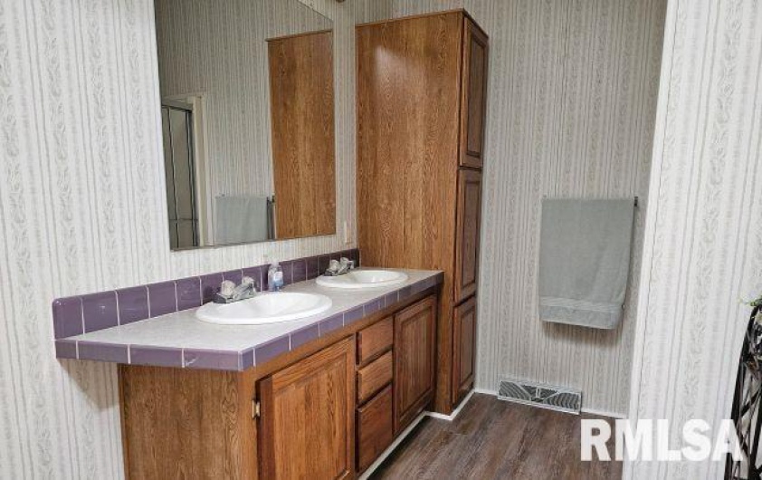 614 COLLEGE Street, Harrisburg, Illinois 62946, 3 Bedrooms Bedrooms, 0 ,2 BathroomsBathrooms,Residential,For Sale,COLLEGE,0,RMAEB459082