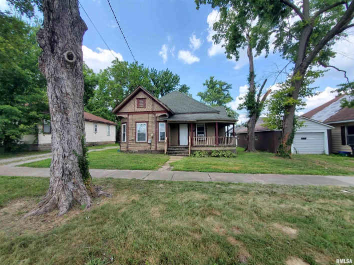 302 PECAN Street, Carbondale, Illinois 62901, 3 Bedrooms Bedrooms, 0 ,1 BathroomBathrooms,Residential,For Sale,PECAN,0,RMAEB459085