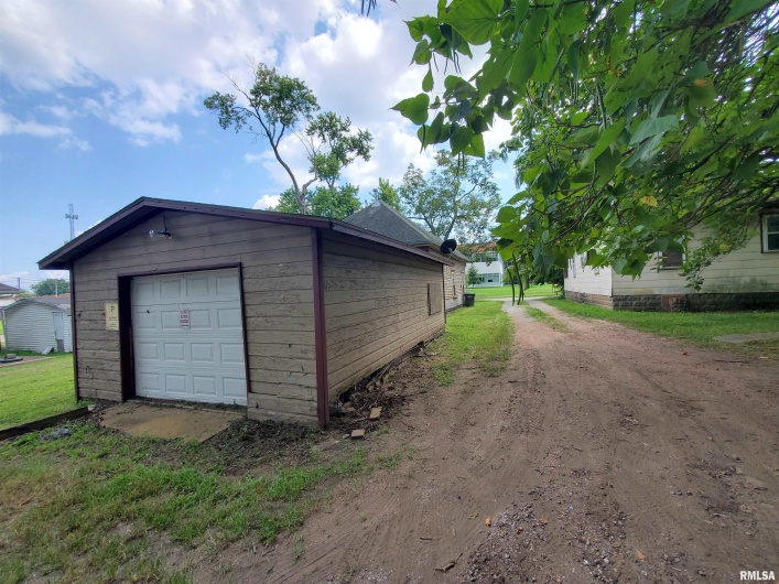 302 PECAN Street, Carbondale, Illinois 62901, 3 Bedrooms Bedrooms, 0 ,1 BathroomBathrooms,Residential,For Sale,PECAN,0,RMAEB459085
