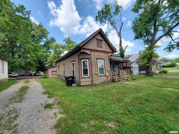 302 PECAN Street, Carbondale, Illinois 62901, 3 Bedrooms Bedrooms, 0 ,1 BathroomBathrooms,Residential,For Sale,PECAN,0,RMAEB459085
