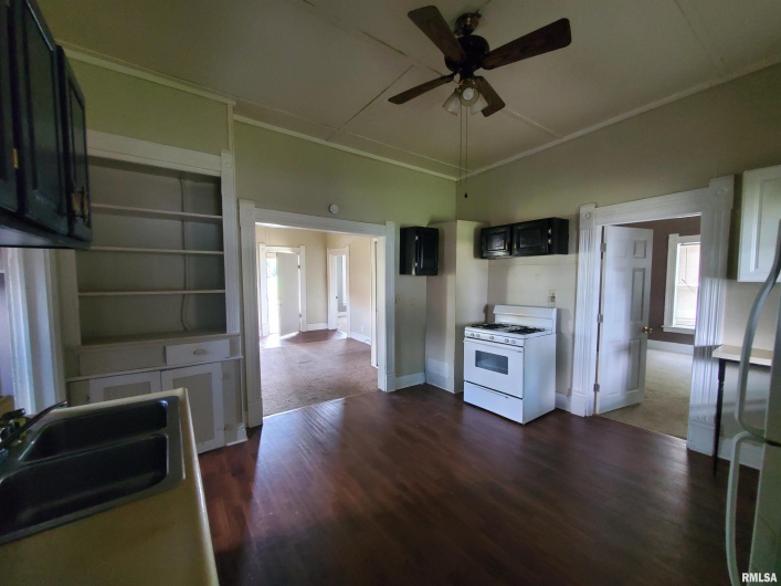 302 PECAN Street, Carbondale, Illinois 62901, 3 Bedrooms Bedrooms, 0 ,1 BathroomBathrooms,Residential,For Sale,PECAN,0,RMAEB459085