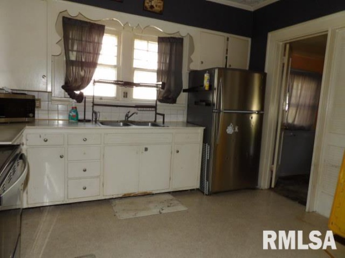 210 LINCOLN Street, Harrisburg, Illinois 62946, 3 Bedrooms Bedrooms, 0 ,1 BathroomBathrooms,Residential,For Sale,LINCOLN,0,RMAEB459090