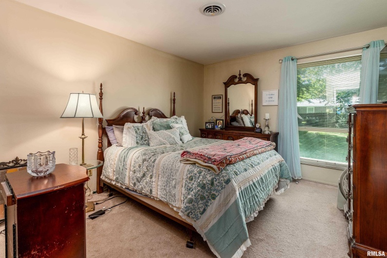 3103 WOODLAWN Place, Marion, Illinois 62959, 3 Bedrooms Bedrooms, 0 ,2 BathroomsBathrooms,Residential,For Sale,WOODLAWN,0,RMAQC4265967