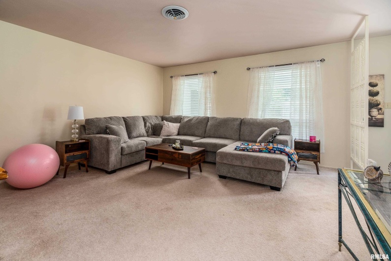 3103 WOODLAWN Place, Marion, Illinois 62959, 3 Bedrooms Bedrooms, 0 ,2 BathroomsBathrooms,Residential,For Sale,WOODLAWN,0,RMAQC4265967