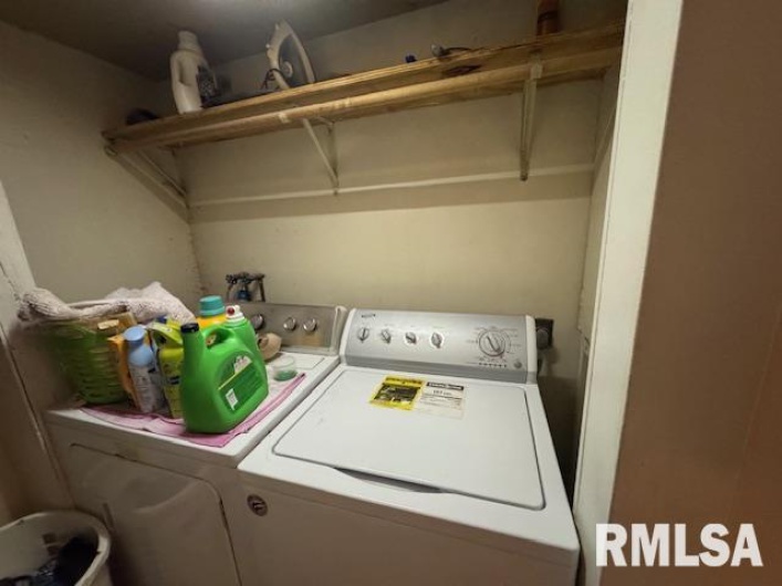303 Elles Avenue, Carterville, Illinois 62918, 3 Bedrooms Bedrooms, 0 ,2 BathroomsBathrooms,Residential,For Sale,Elles,0,RMAEB458761