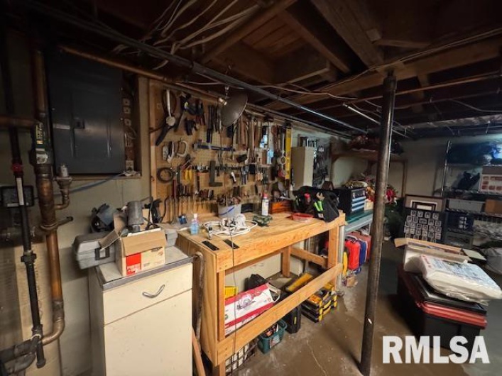303 Elles Avenue, Carterville, Illinois 62918, 3 Bedrooms Bedrooms, 0 ,2 BathroomsBathrooms,Residential,For Sale,Elles,0,RMAEB458761