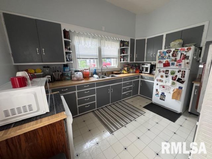 303 Elles Avenue, Carterville, Illinois 62918, 3 Bedrooms Bedrooms, 0 ,2 BathroomsBathrooms,Residential,For Sale,Elles,0,RMAEB458761