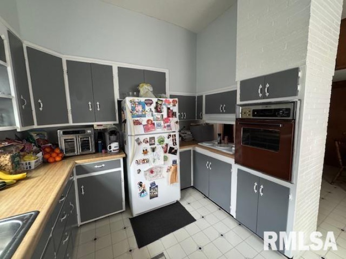 303 Elles Avenue, Carterville, Illinois 62918, 3 Bedrooms Bedrooms, 0 ,2 BathroomsBathrooms,Residential,For Sale,Elles,0,RMAEB458761