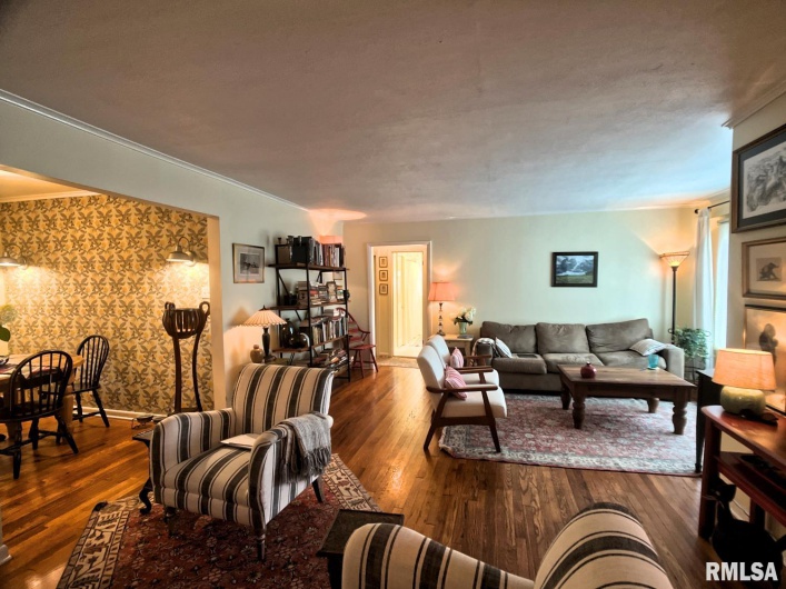 901 JOHNSON Avenue, Carbondale, Illinois 62901, 3 Bedrooms Bedrooms, 0 ,2 BathroomsBathrooms,Residential,For Sale,JOHNSON,0,RMAEB459100