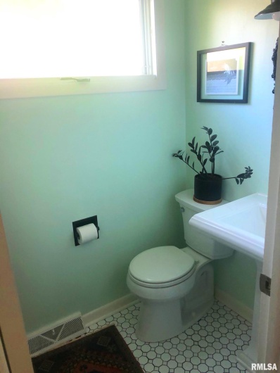 901 JOHNSON Avenue, Carbondale, Illinois 62901, 3 Bedrooms Bedrooms, 0 ,2 BathroomsBathrooms,Residential,For Sale,JOHNSON,0,RMAEB459100