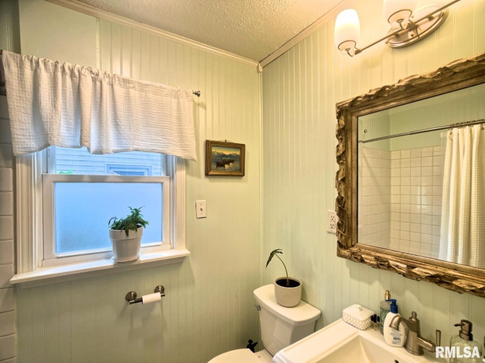 901 JOHNSON Avenue, Carbondale, Illinois 62901, 3 Bedrooms Bedrooms, 0 ,2 BathroomsBathrooms,Residential,For Sale,JOHNSON,0,RMAEB459100