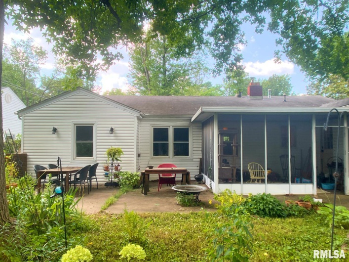 901 JOHNSON Avenue, Carbondale, Illinois 62901, 3 Bedrooms Bedrooms, 0 ,2 BathroomsBathrooms,Residential,For Sale,JOHNSON,0,RMAEB459100