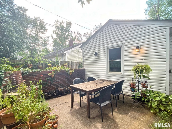 901 JOHNSON Avenue, Carbondale, Illinois 62901, 3 Bedrooms Bedrooms, 0 ,2 BathroomsBathrooms,Residential,For Sale,JOHNSON,0,RMAEB459100